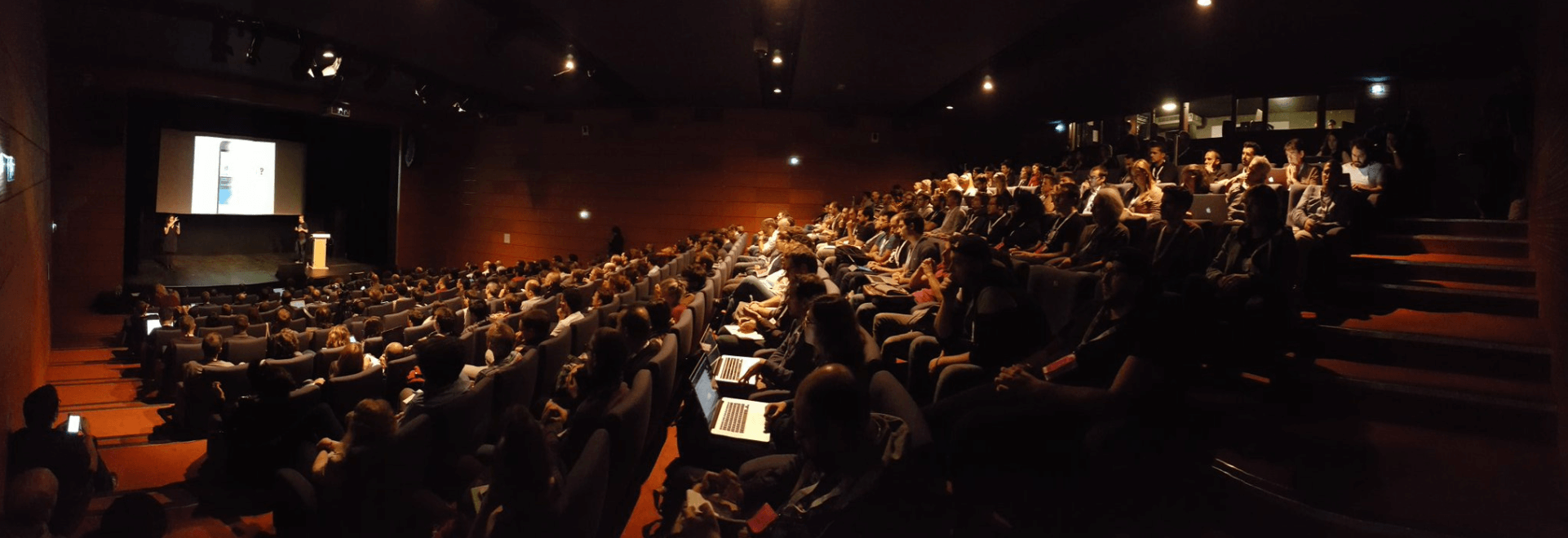 Grande salle de conférence à Paris Web