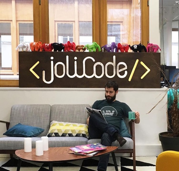 Le logo de JoliCode, en bois, trône à l'entrée de nos locaux