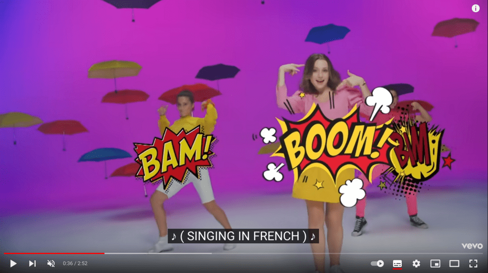 Video dont le sous titre indique "singing in French"