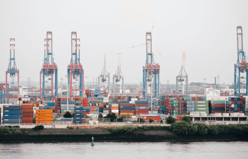Une vue de conteneurs sur un port de marchandises