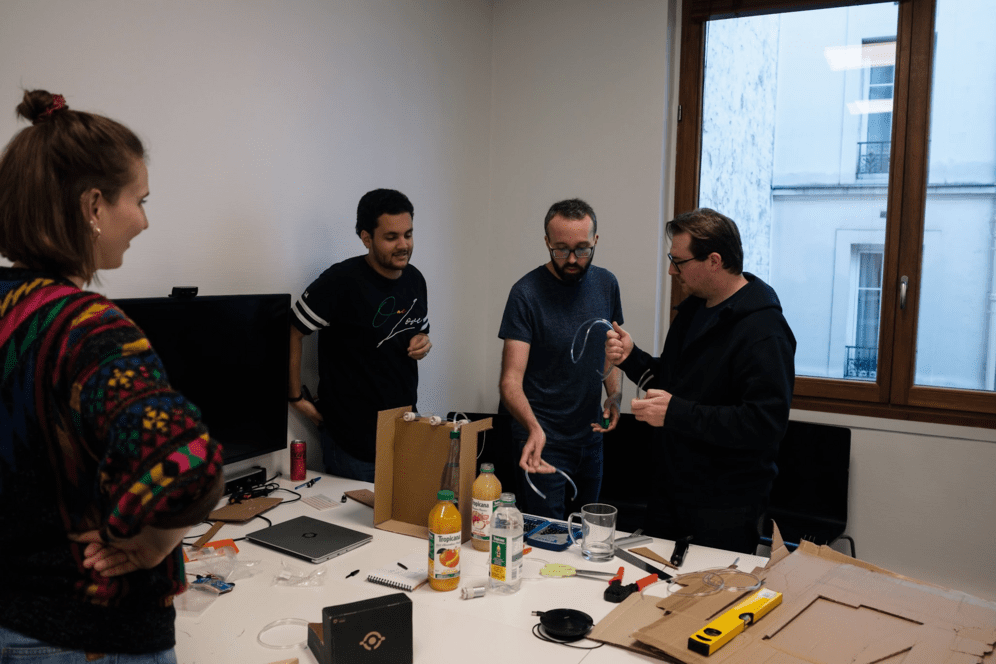 Montage du distributeur en équipe