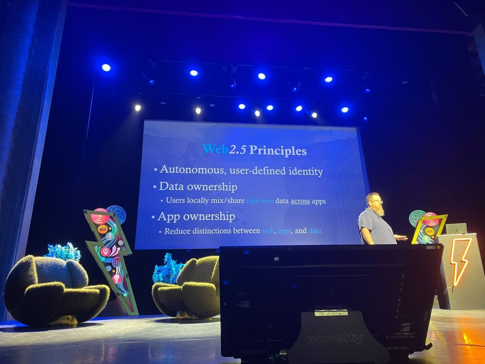 Dipositive de la présentation qui contient le texte suivant : Web 2.5 Principles : autonomous, data ownership, app ownership