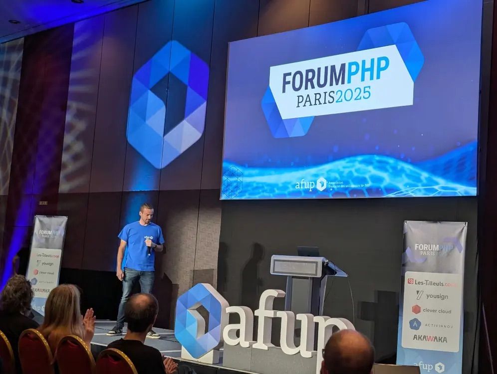 Sur la scène du Forum PHP 2025, la conférence annuelle de l'AFUP