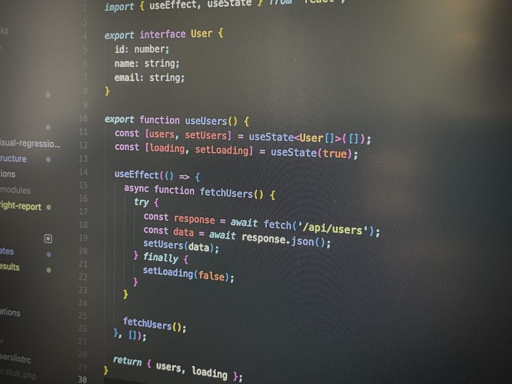 Du code TypeScript et React sur un écran : un hook personnalisé qui charge une liste d'utilisateurs depuis une API