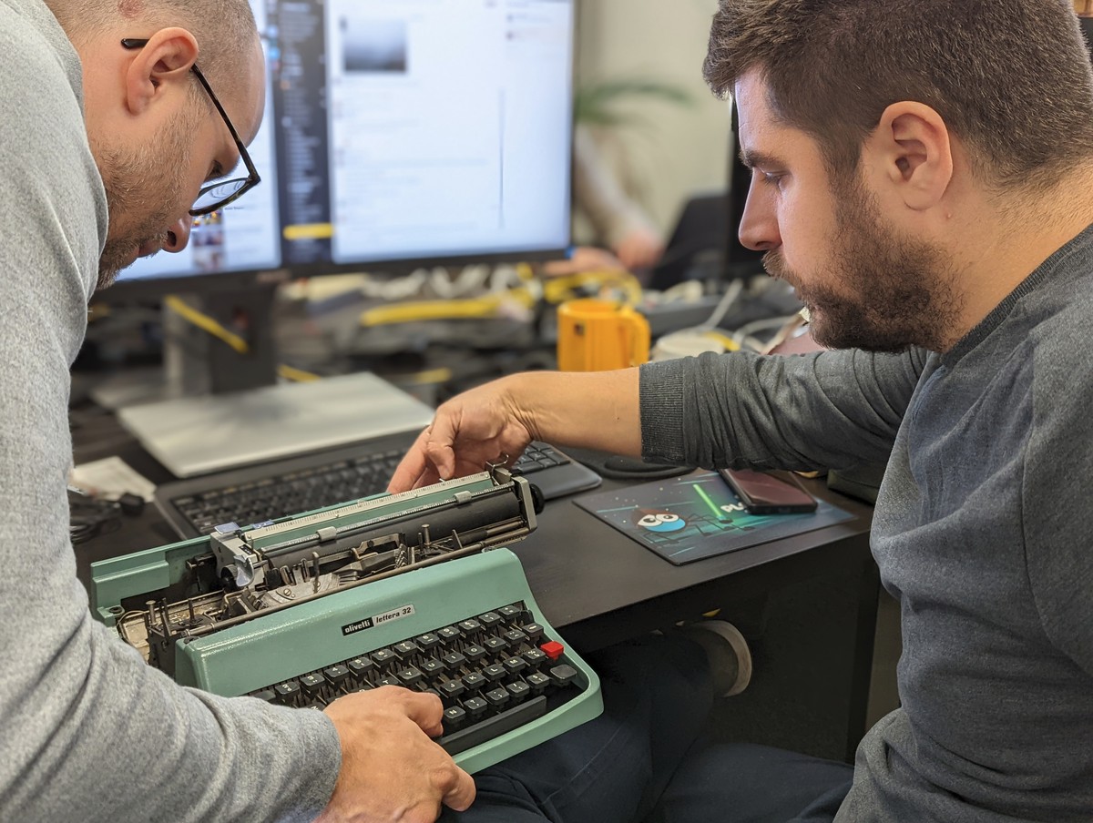 Bastien et Matthieu réalisent la conversion d'une machine à écrire en clavier USB