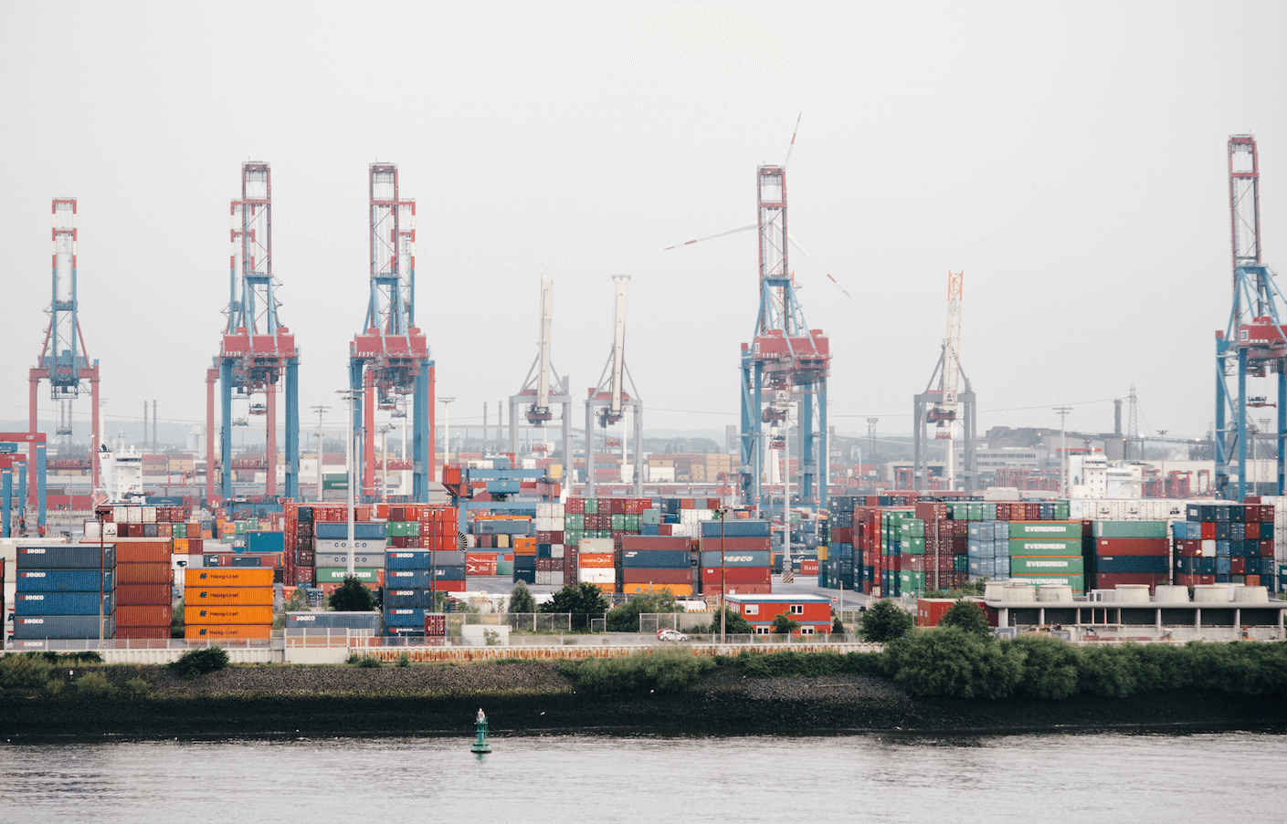 Une vue de conteneurs sur un port de marchandises