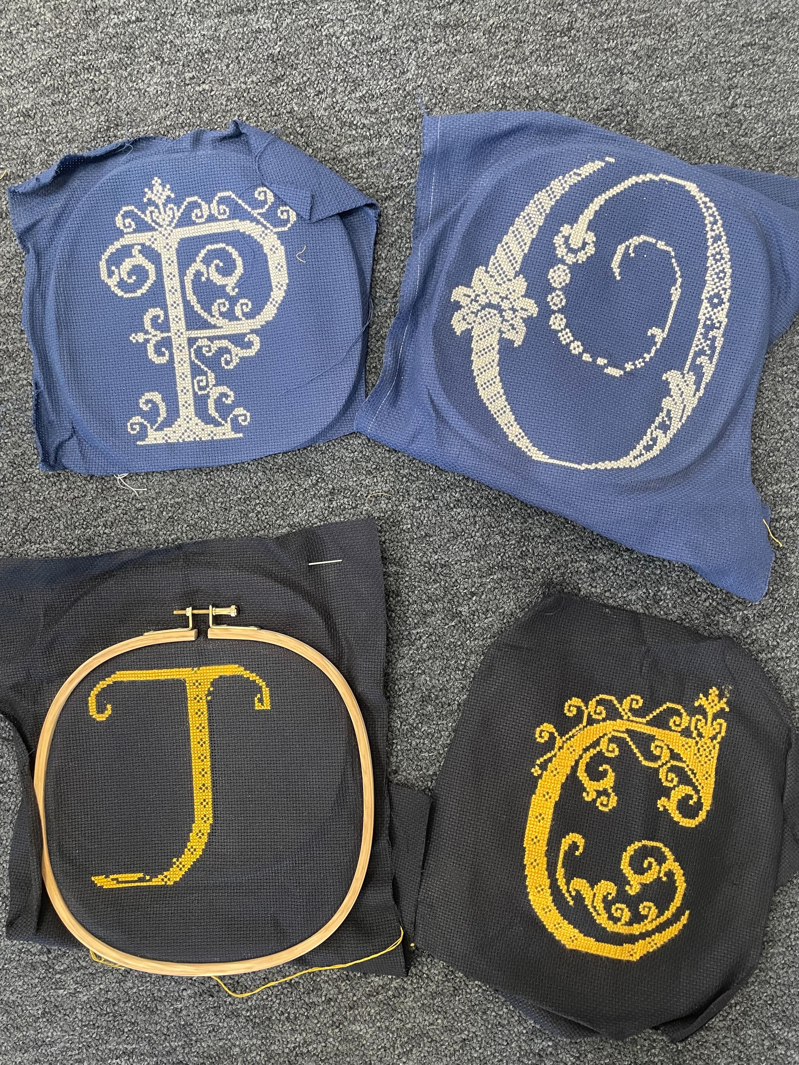 Les lettres brodées pour le château dans un style médiéval
